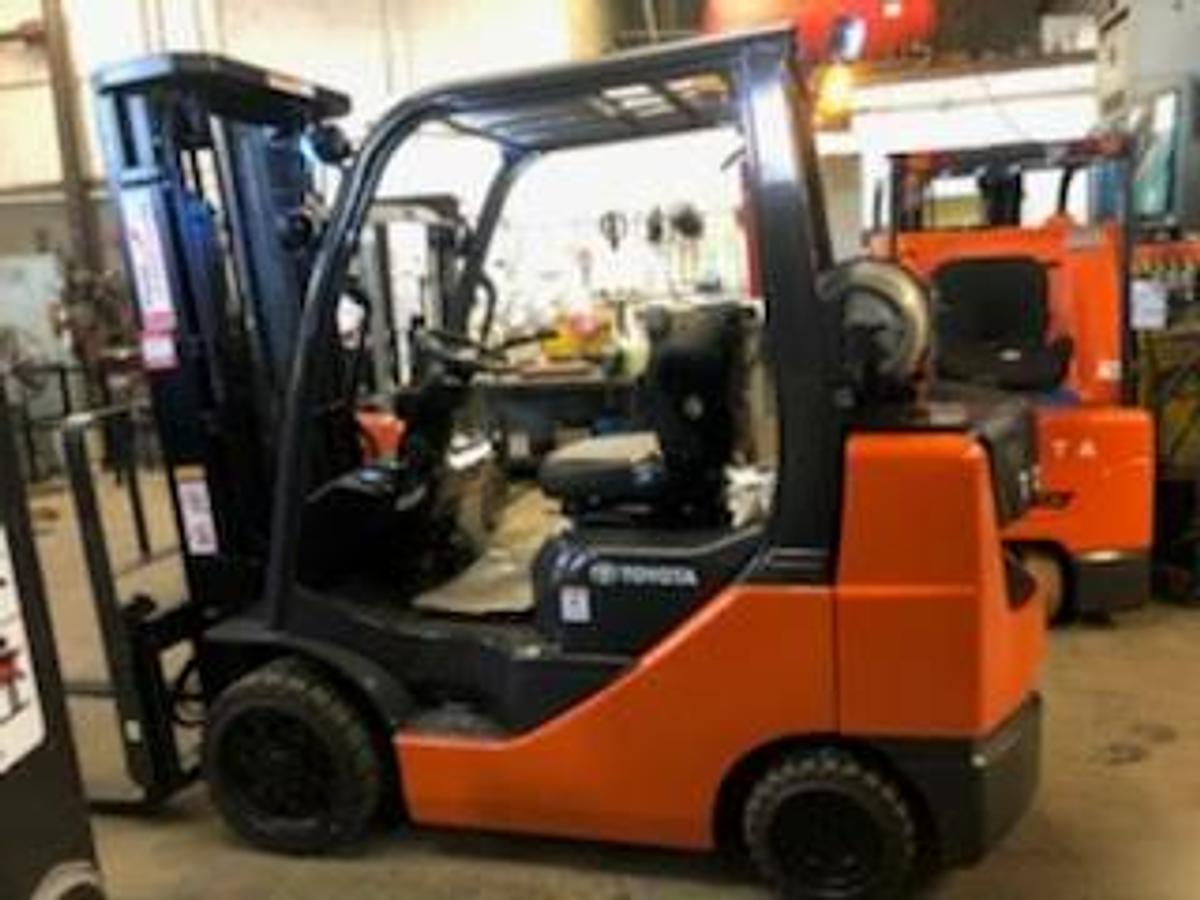 Toyota 8FGCU32 – full side profile – triple mast, cushion tires, and operator station – CSA-certified LPG sit-down forklift – Brampton ON