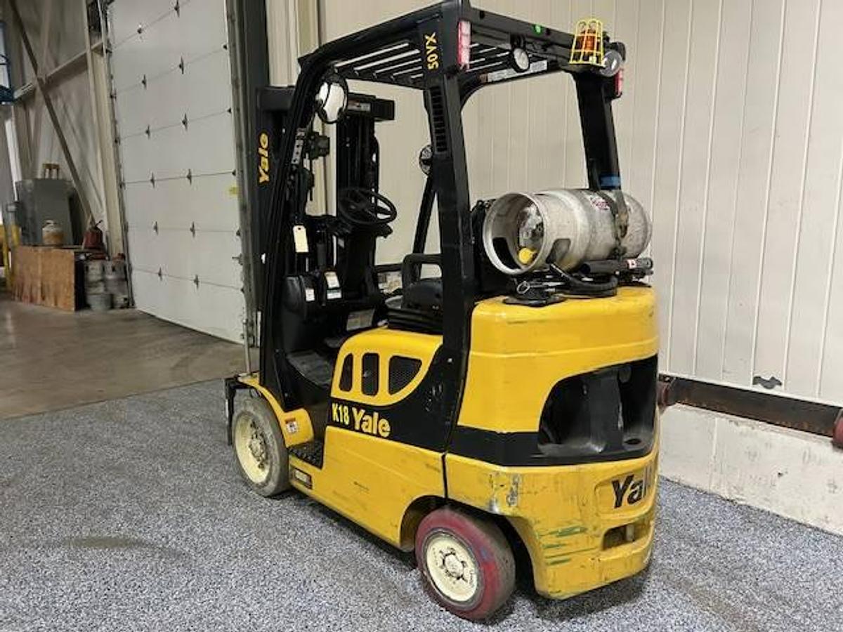Yale GLC050VX – rear angle view – counterweight, propane tank bracket, and safety decals – CSA propane forklift – Brampton ON