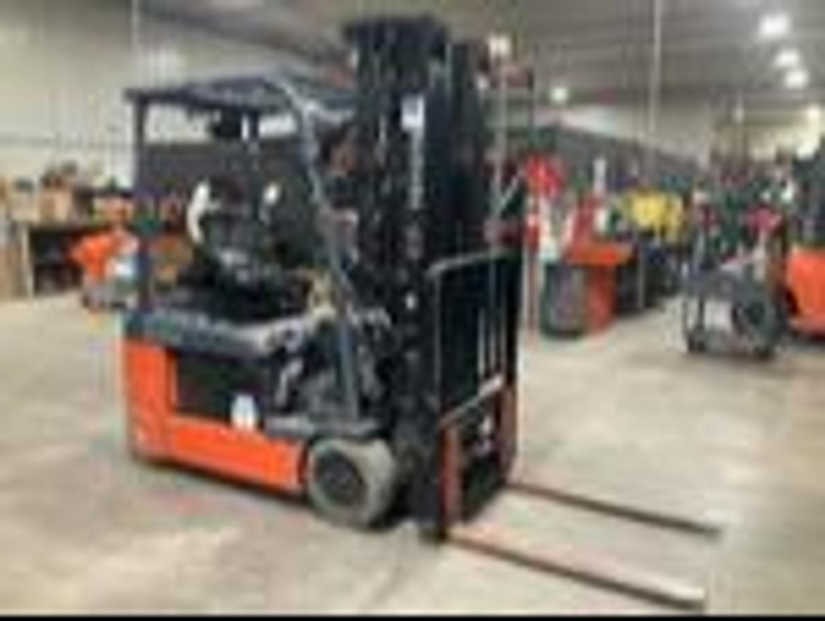 2023 Toyota 8FBE20U opposite side angle — 4,000 lb electric forklift with quad mast and side‑shift