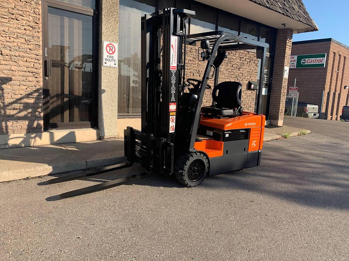 Front angled view showing mast rails and fork tips