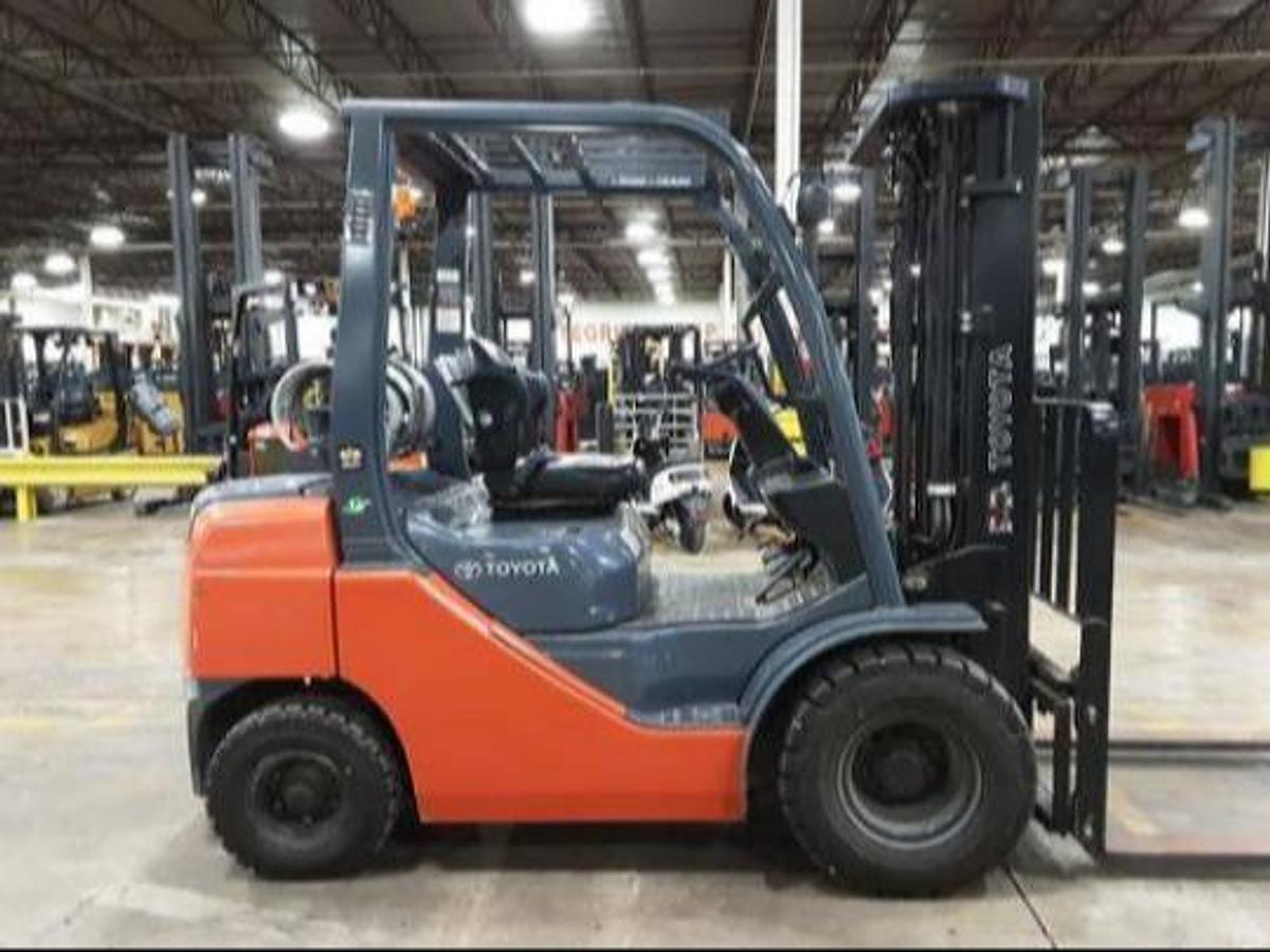 2018 Toyota 8FGU30 LPG Forklift | CSA Certified | Triple Mast | Full Cab | Pneumatic Tires | Brampton ON | Export Ready