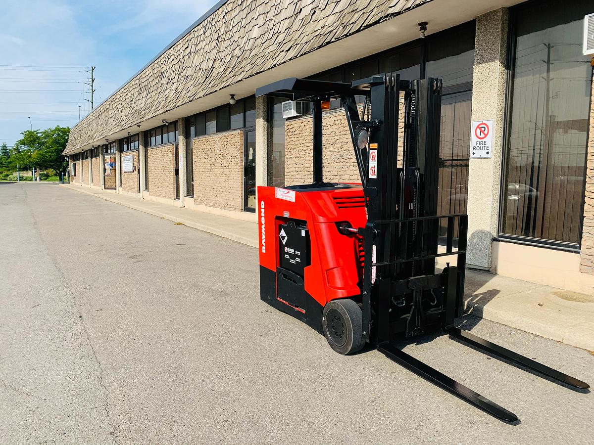 Raymond Dockstocker 425-C40QM – Stand-On Electric Reach Truck | Tight Turning Radius | Trailer-Ready Design