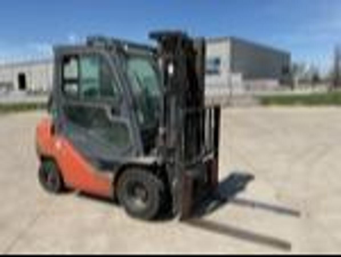 Side view of Toyota 8FGU25 propane forklift – CSA-certified 5,000 lb outdoor unit with 189” triple mast, full steel cab, side shift carriage, and solid pneumatic tires – Premier Lift Equipment Brampton ON