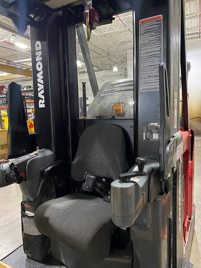 Raymond SA-CSR30TWG – front view of battery bay – charger cables and battery terminals – CSA/MOL certified turret forklift – Brampton ON