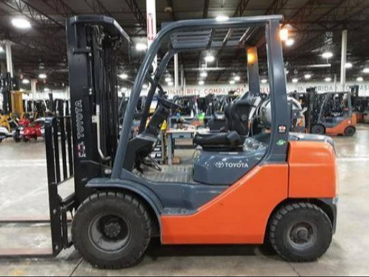 Opposite side view of Toyota 8FGU25 propane forklift – CSA-certified 5,000 lb outdoor unit with 189” triple mast, side shift carriage, and outdoor-rated solid pneumatic tires – Premier Lift Equipment Brampton ON