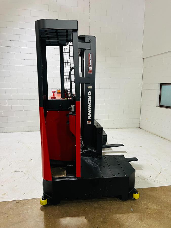 Raymond SL60TN – full side profile – 30” deck, mast, and auxiliary carriage – CSA certified electric sideloader – Brampton ON