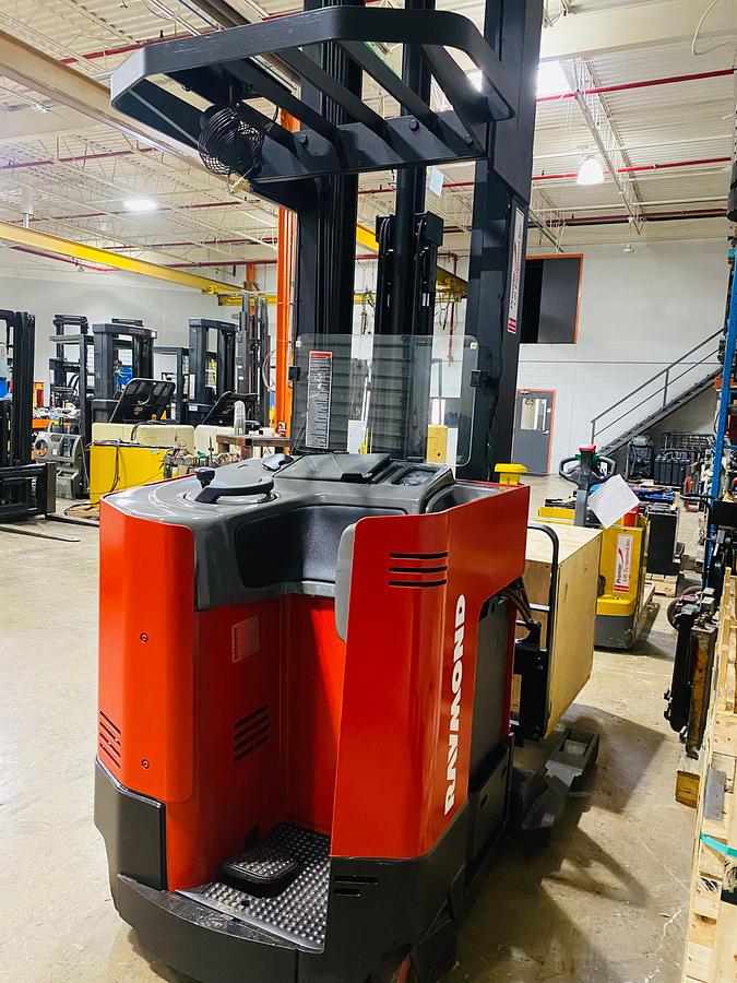 Rear view showing counterweight and operators compartment