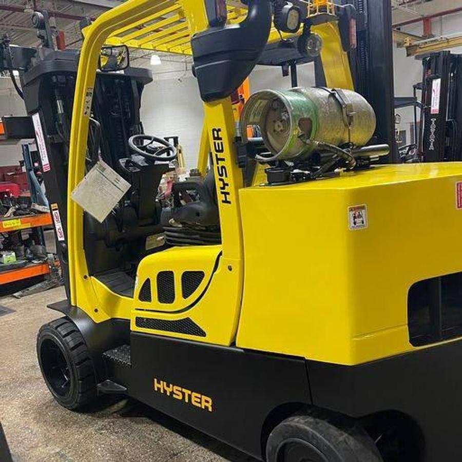 Hyster S120FTPRS – rear angle close-up – counterweight, propane bracket, and CSA safety decals – clamp-ready propane forklift – Brampton ON