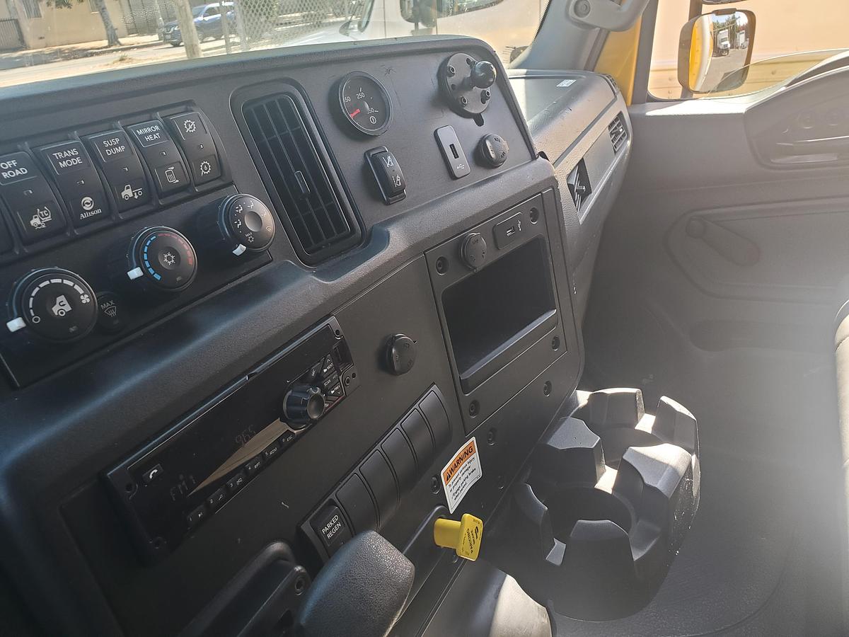 Used 2021 International MV607 with a 26' Box