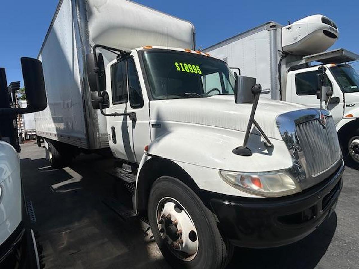 Used 2014 International 4300 26' Box