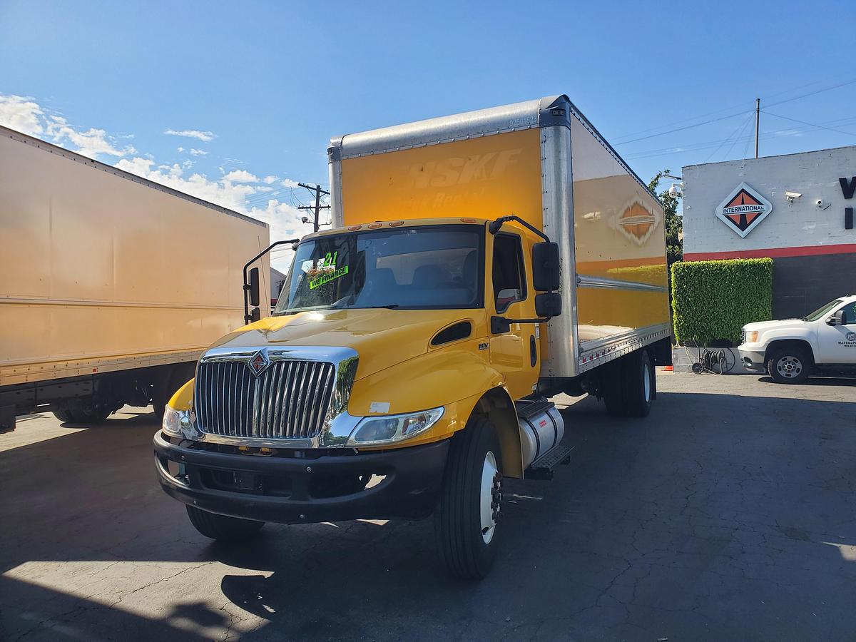 Used 2021 International MV607 with a 26' Box
