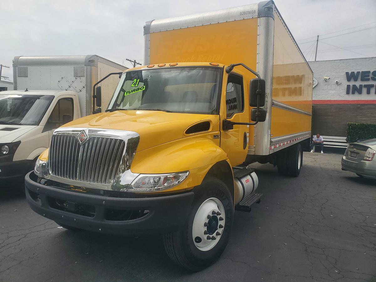 Used 2021 International MV607 with a 26' Box