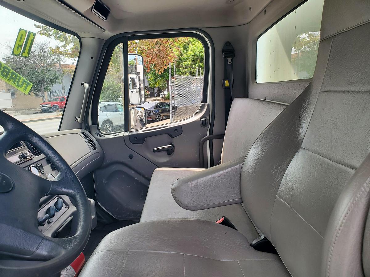 Used 2019 Freightliner M2 26' Box Truck