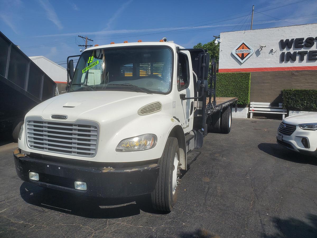 Used 2019 Freightliner M2 26' Stake bed