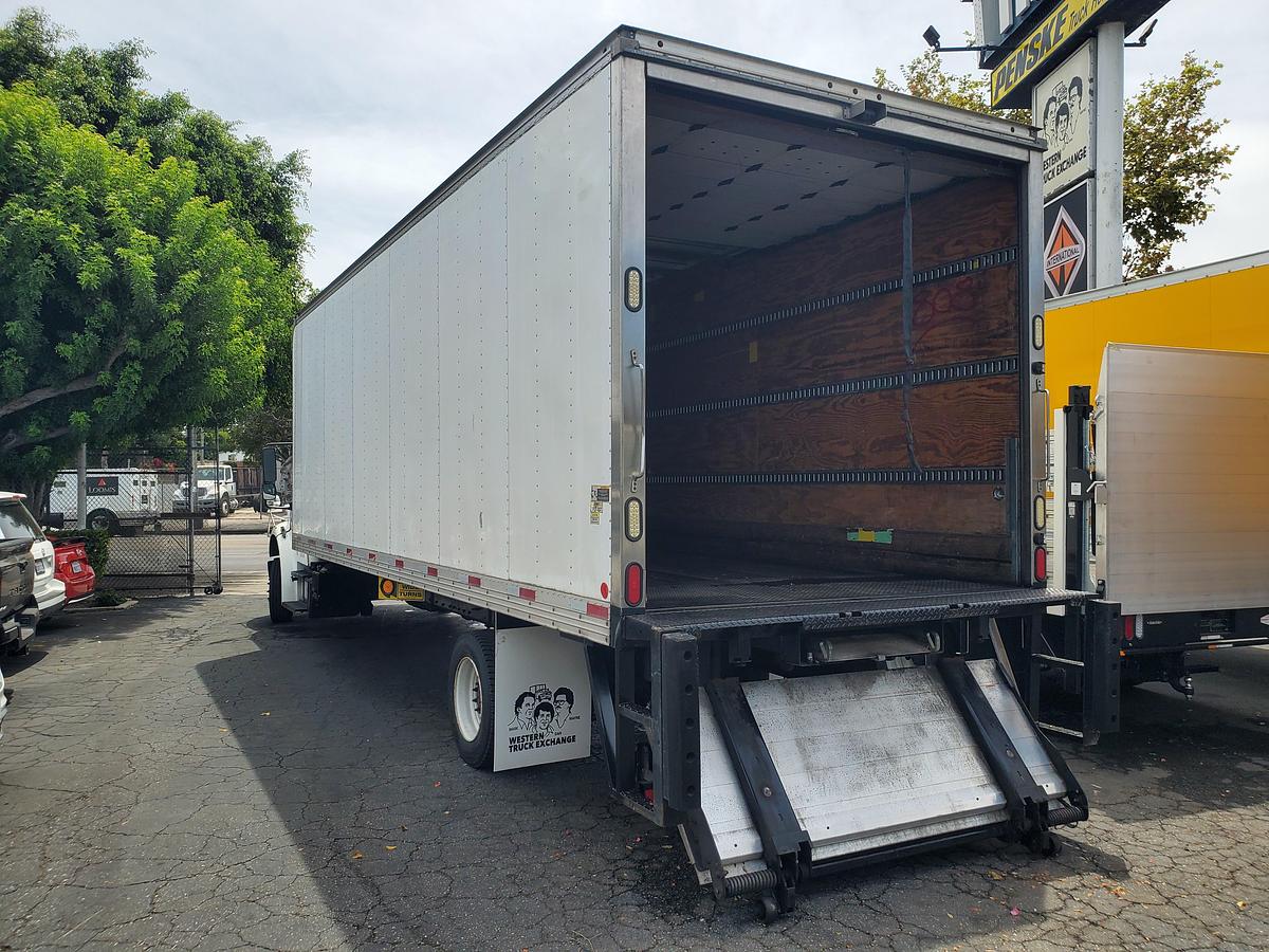 Used 2019 Freightliner M2 26' Box Truck