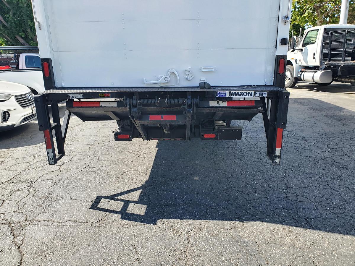 Used 2019 Freightliner M2 26' Box