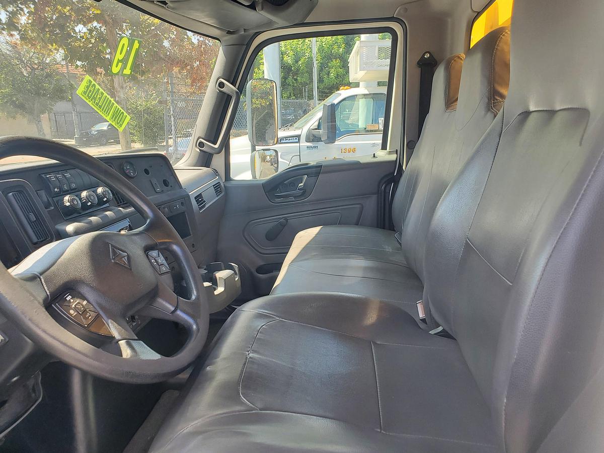 Used 2019 International 4300 26' Box Truck