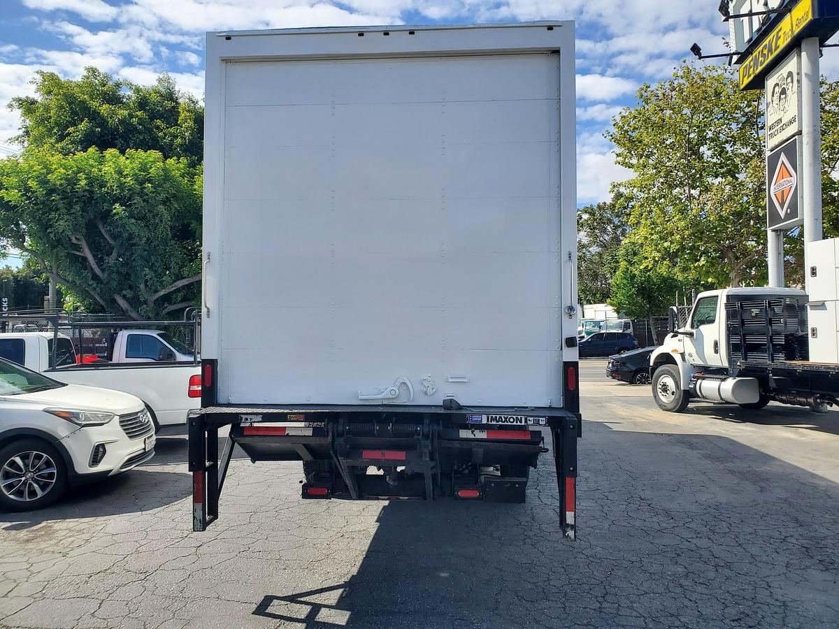Used 2019 Freightliner M2 26' Box