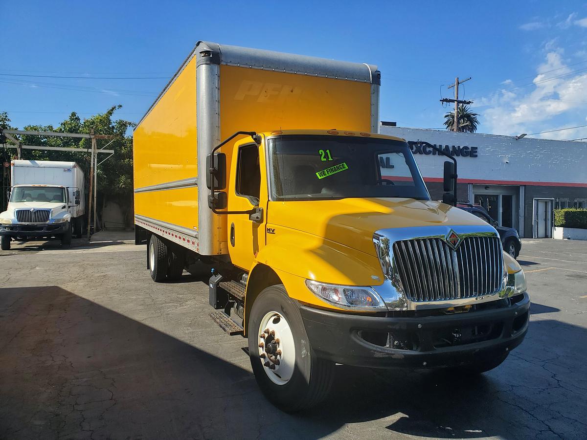 Used 2021 International MV607 with a 26' Box