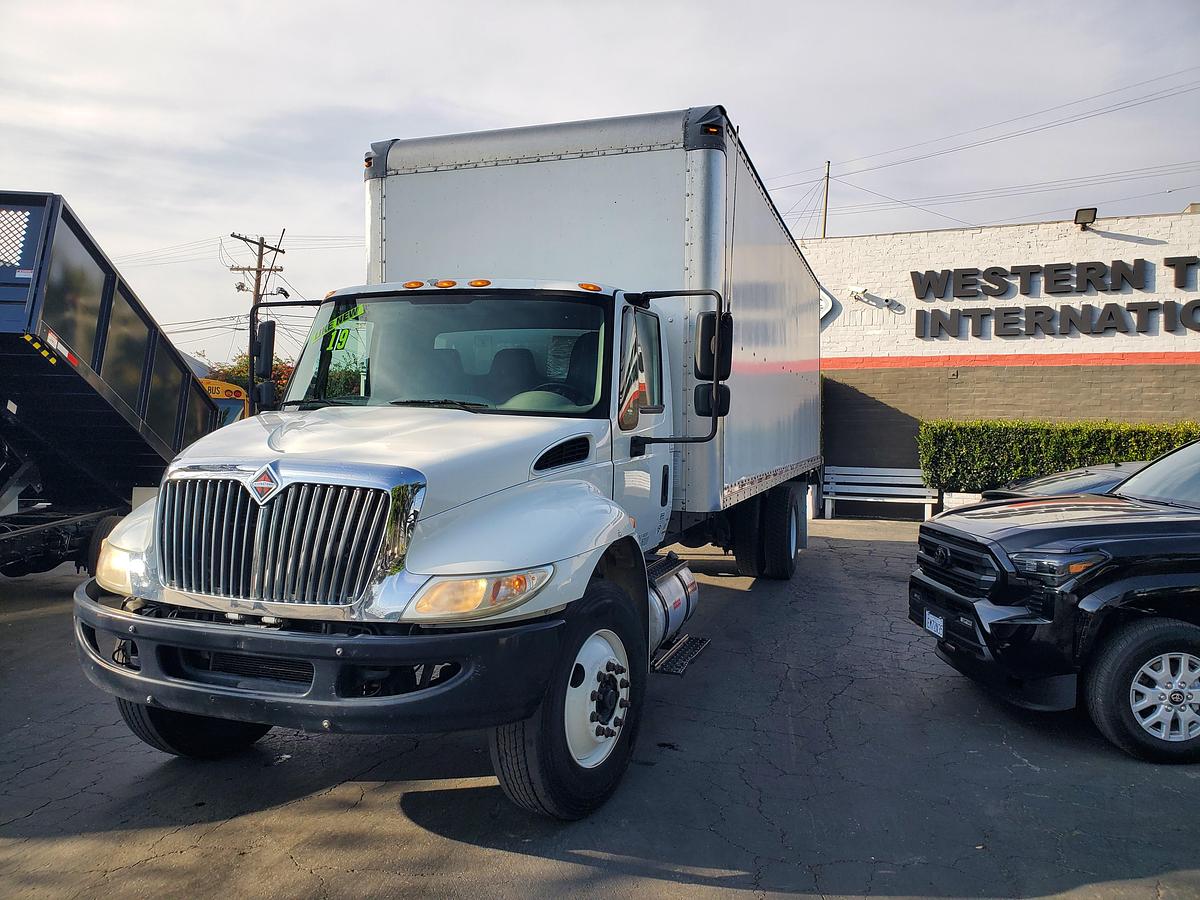 Used 2019 International 4300 26' Box Truck