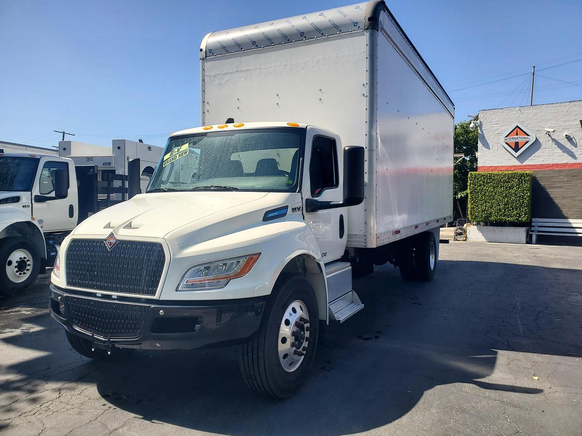 2023 International® eMV™ Series 26' Box Truck For Lease