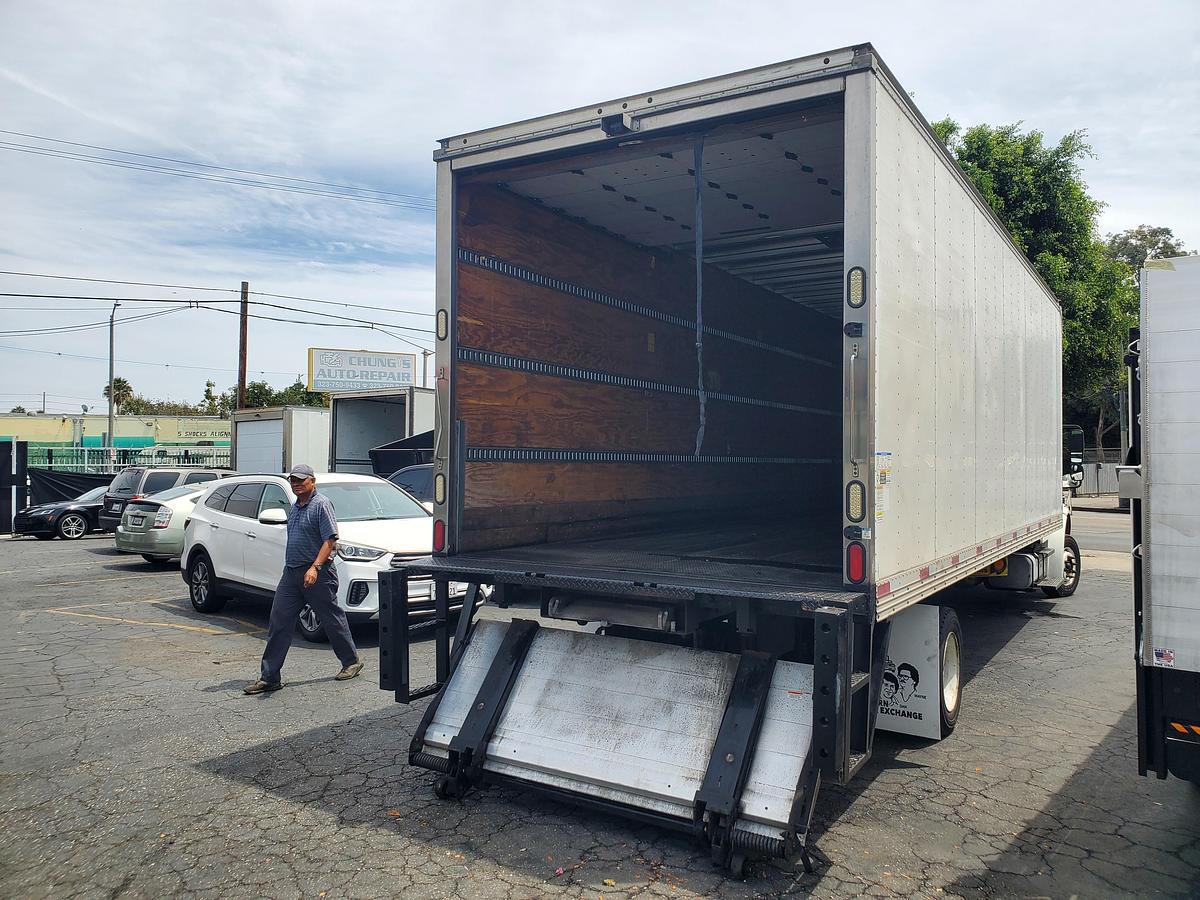 Used 2019 Freightliner M2 26' Box Truck