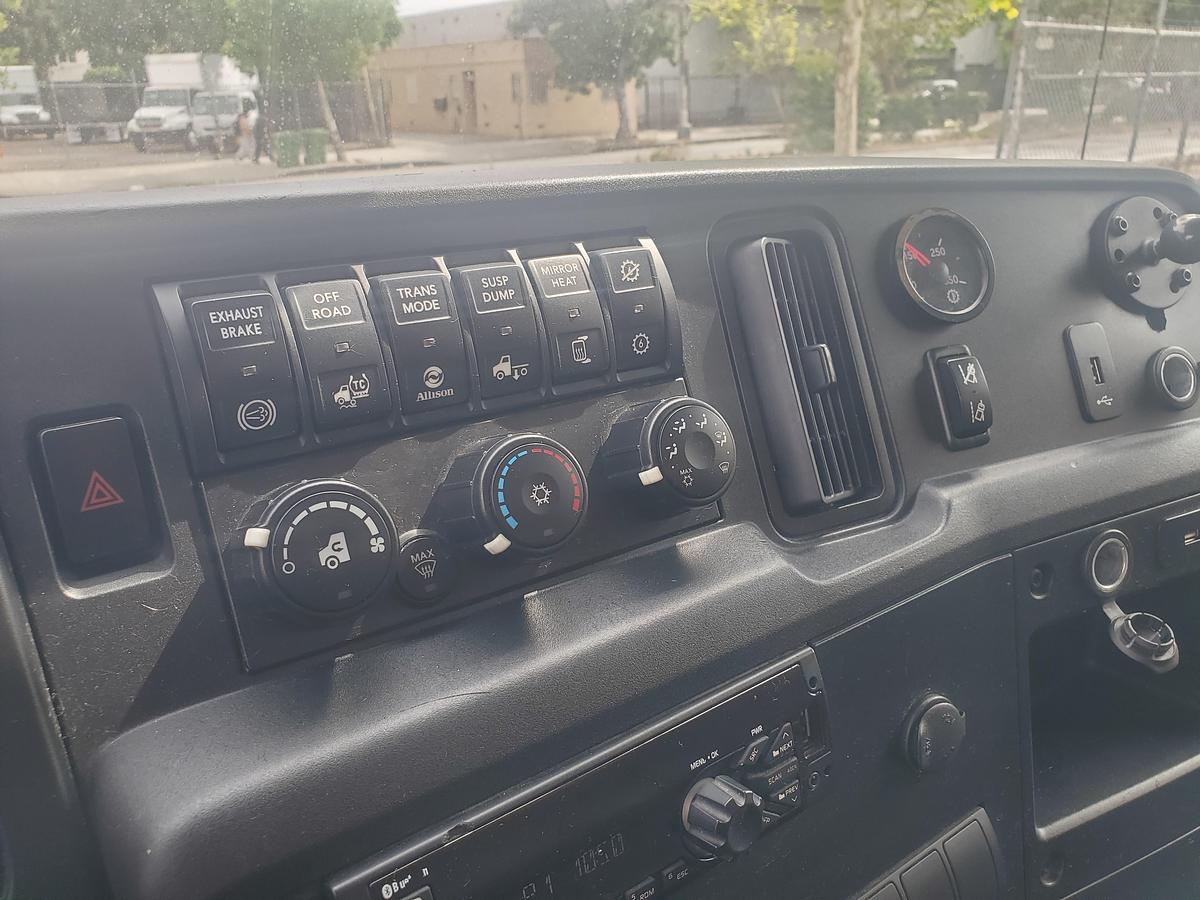 Used 2021 International MV607 with a 26' Box