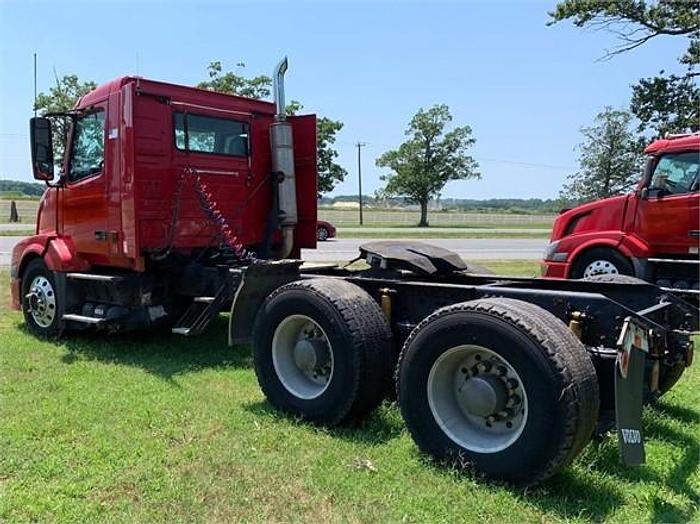 Used 2005 VOLVO VNL64T300