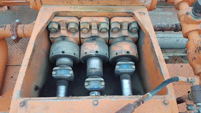 Used 2002 WELCAN 4 Axle Carrier Style Oilfield Pump / Kill Truck