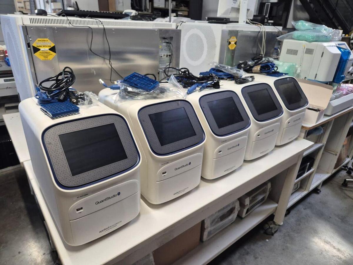D'occasion THERMO SCIENTIFIC applied biosystems - QuantStudio 5 Real - Time PCR Instrument {96-Well 0.2ml Block} Thermal Cycler