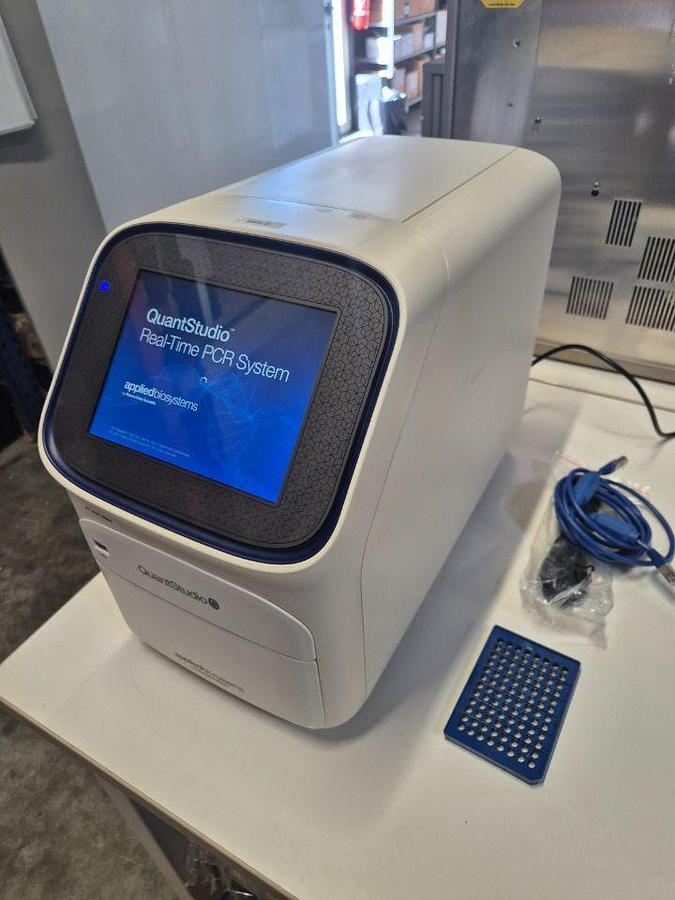 D'occasion For Sale THERMO SCIENTIFIC applied biosystems - QuantStudio 5 Real - Time PCR Instrument {96-Well 0.2ml Block} Thermal Cycler