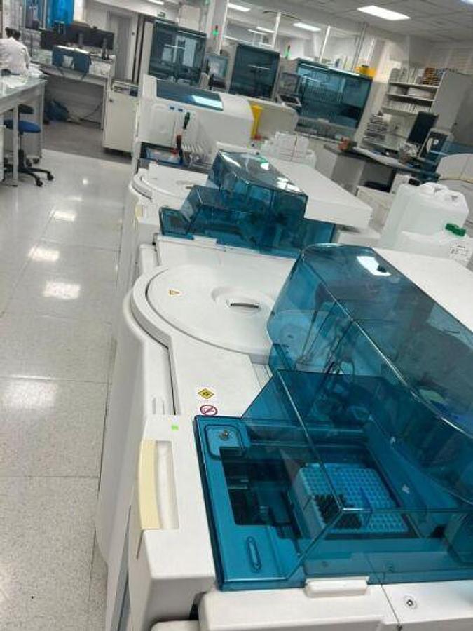 Überholt ROCHE DIAGNOSTICS Cobas 6000 CEE 2 x Linien