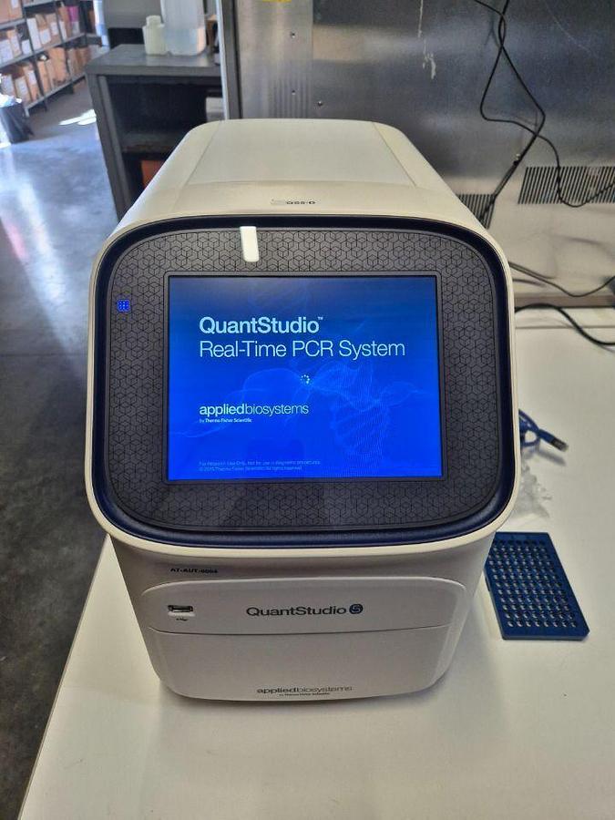 D'occasion THERMO SCIENTIFIC applied biosystems - QuantStudio 5 Real - Time PCR Instrument {96-Well 0.2ml Block} Thermal Cycler