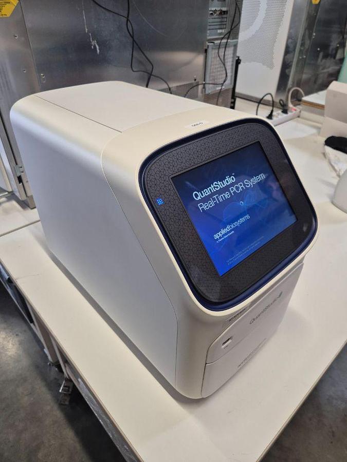 D'occasion THERMO SCIENTIFIC applied biosystems - QuantStudio 5 Real - Time PCR Instrument {96-Well 0.2ml Block} Thermal Cycler