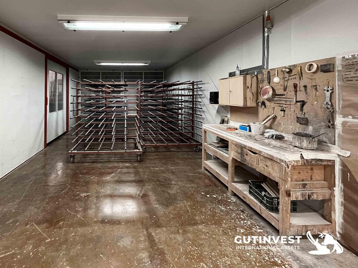 Used 1 - Paint booth