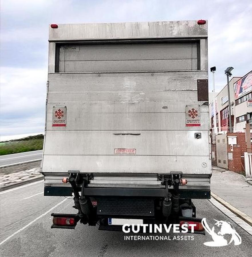 Usado Camión con caja y plataforma elevadora