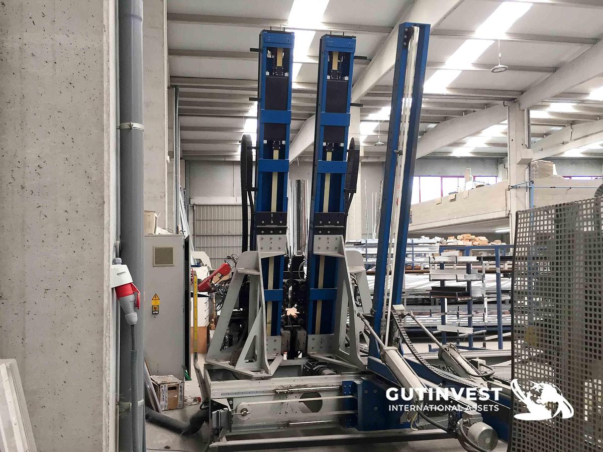 Usado 1 - Soldadura vertical CNC 4 brazos y limpiadora marcos Alu