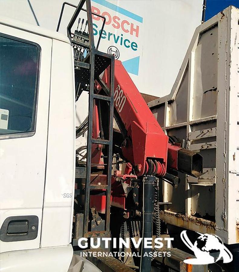 Usado Camión caja basculante con grúa