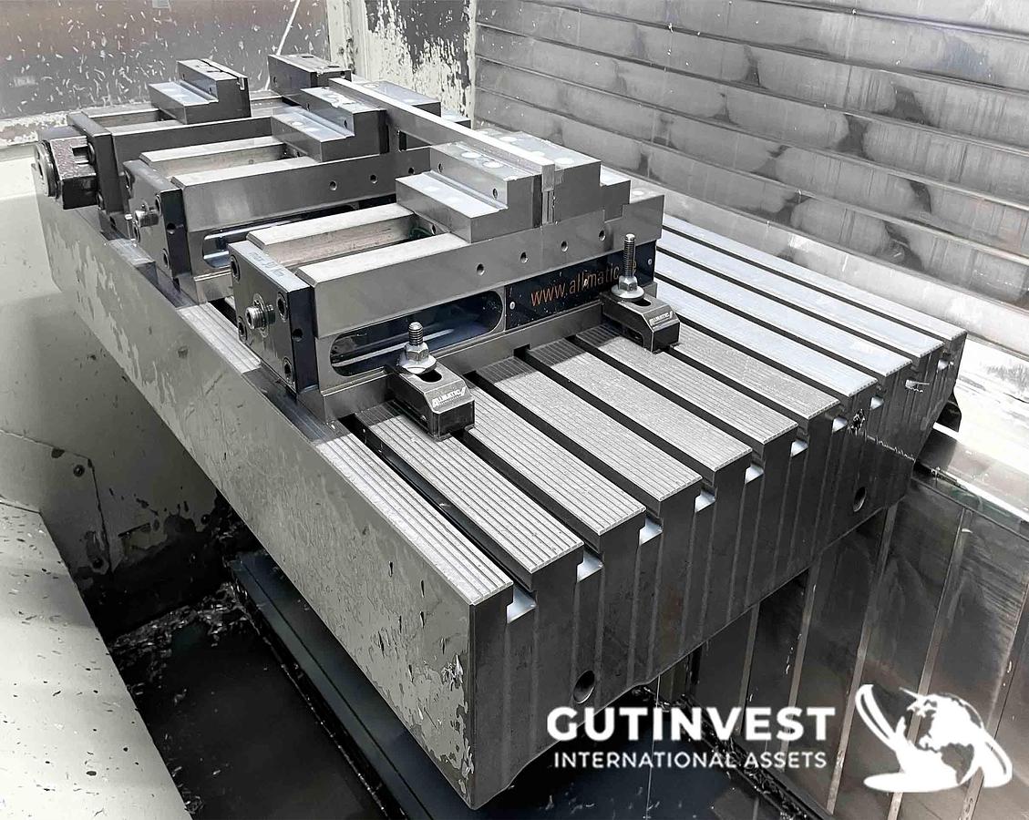 Usado 1 - Centro de mecanizado vertical CNC de 3 ejes