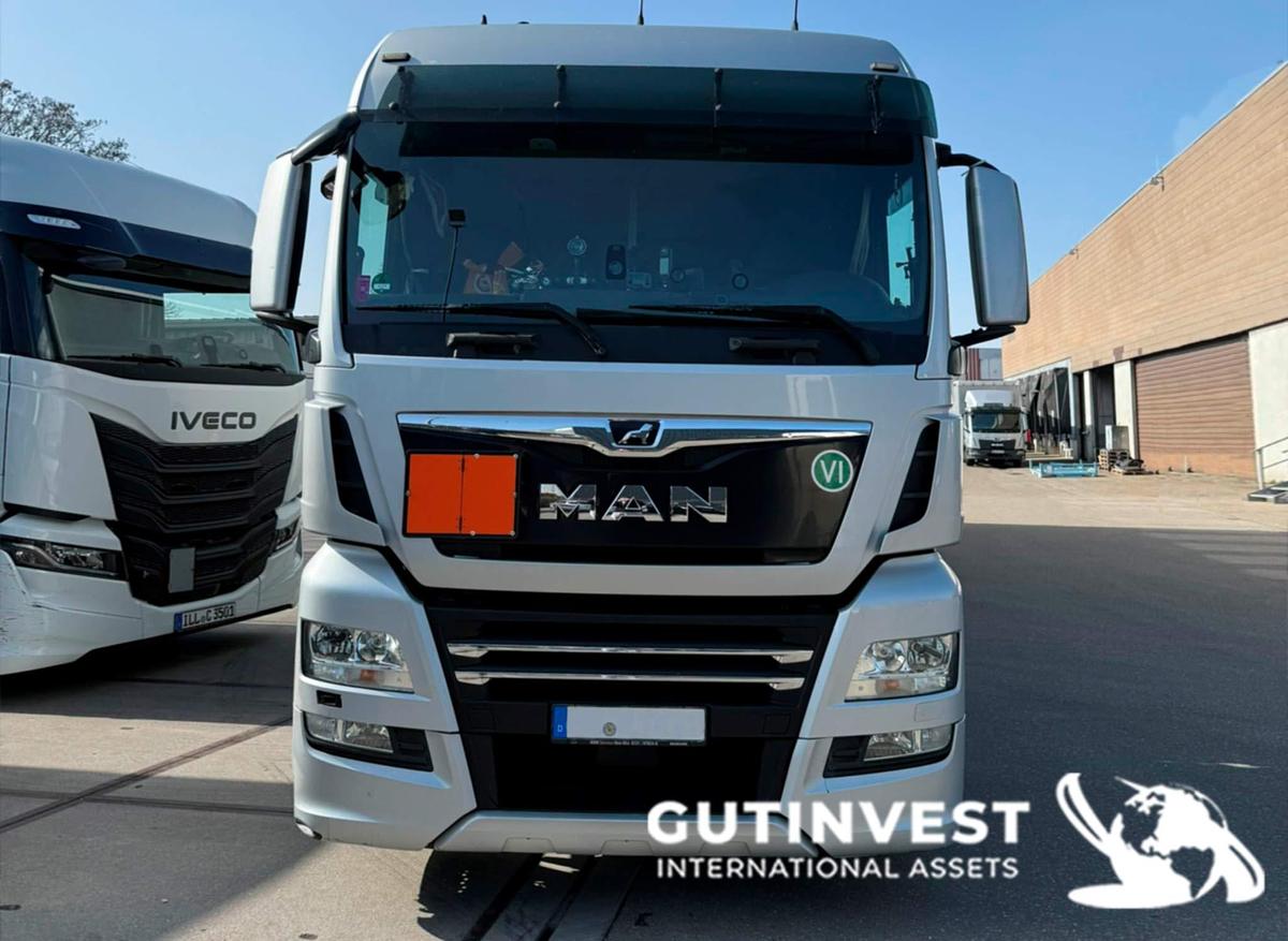 Used Truck with tarpaulin trailer and lifting platform