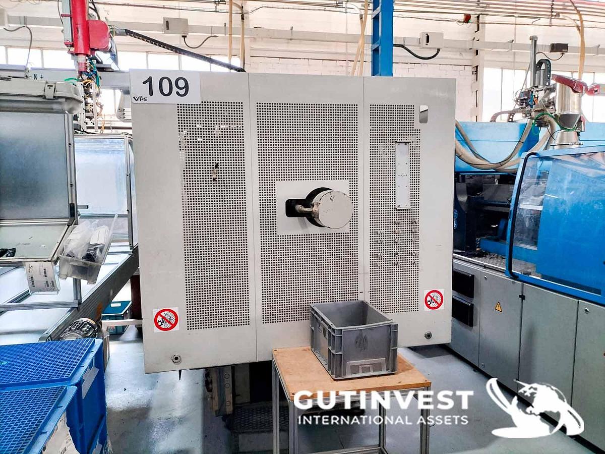 Used 6 - Plastic injection molding machine with robot - 270Tn