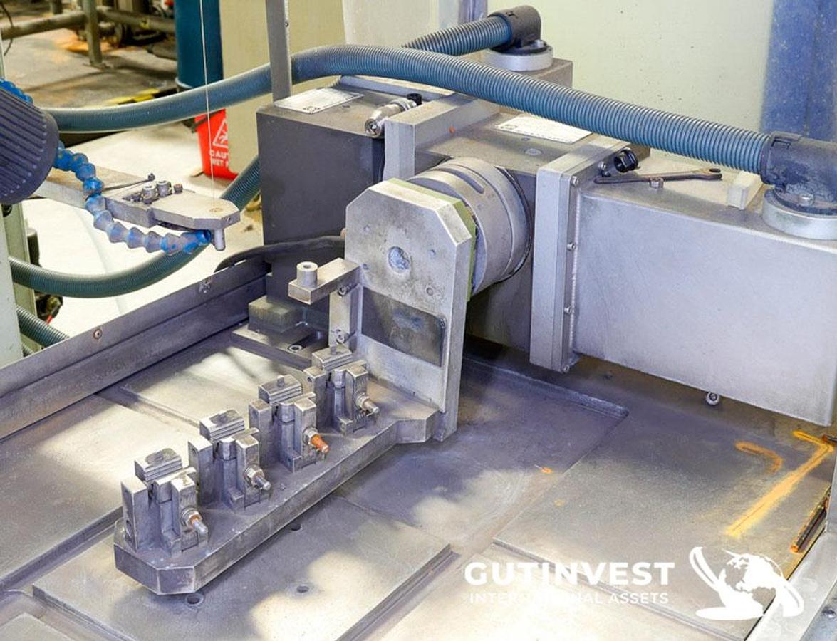 Usado 2 - Máquina de perforar de 5 ejes