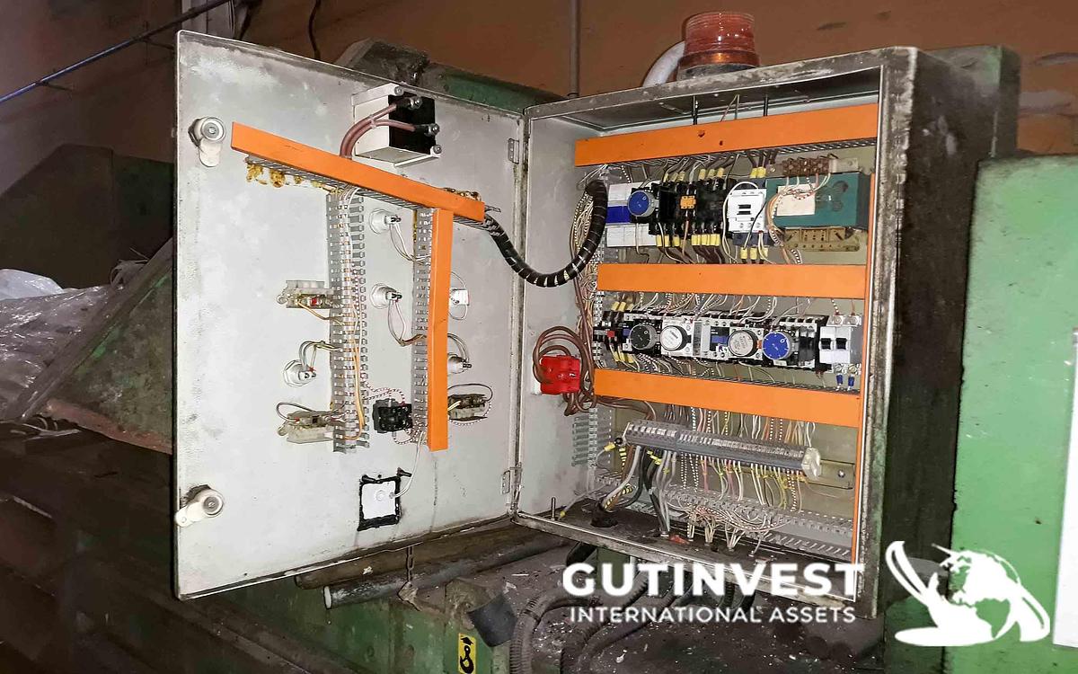 Used 6 - Hydraulic horizontal bale compactor press
