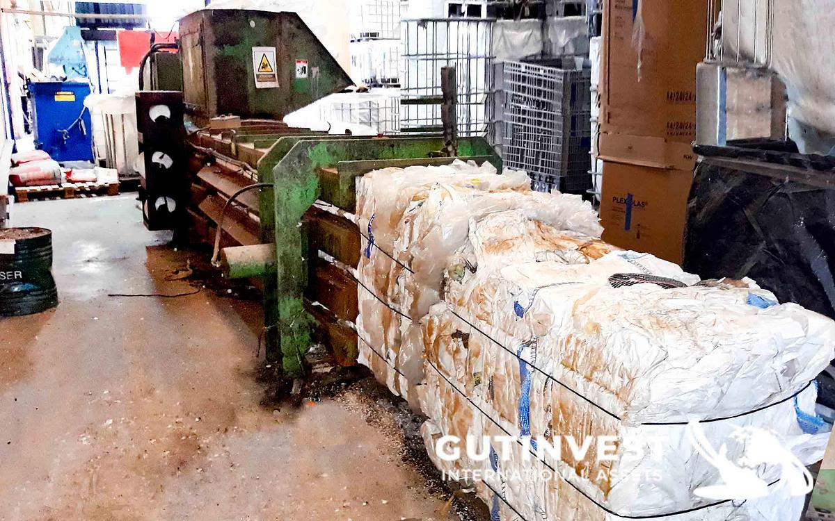 Used 6 - Hydraulic horizontal bale compactor press