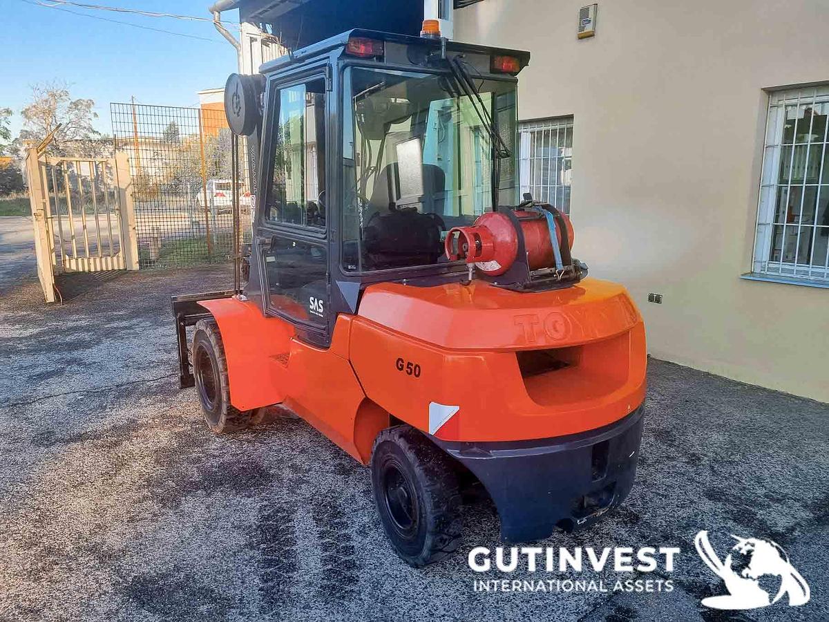 Used 3 - Gas-powered forklift