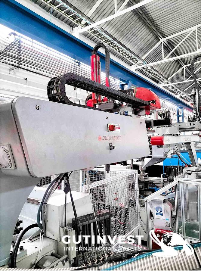 Used 5 - Plastic injection molding machine with robot - 320Tn