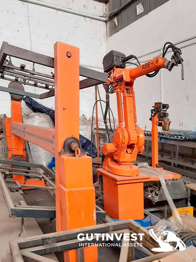 Usado 6 - Robot de soldadura con track y mesa volteadora - 7m