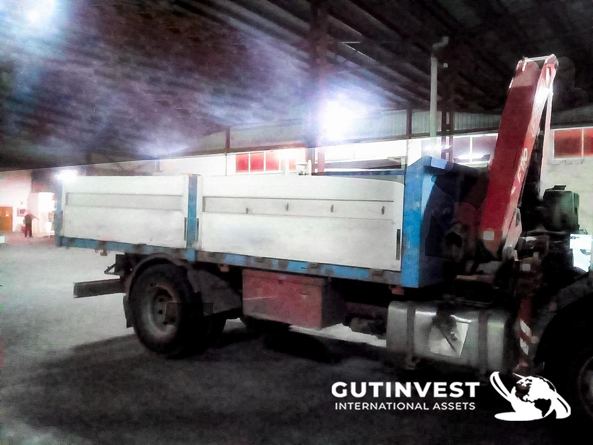 Used 1 - Open box truck with boom lift