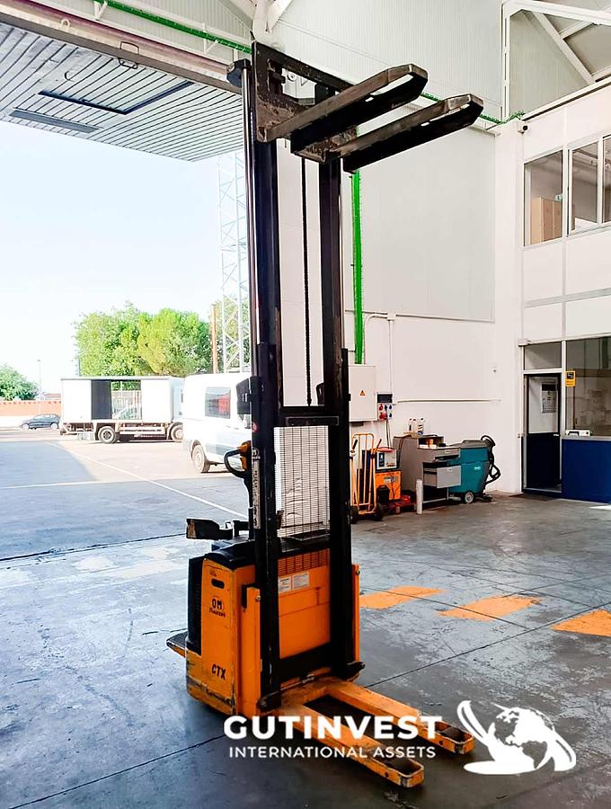 Used 3 - Electric stacker.
