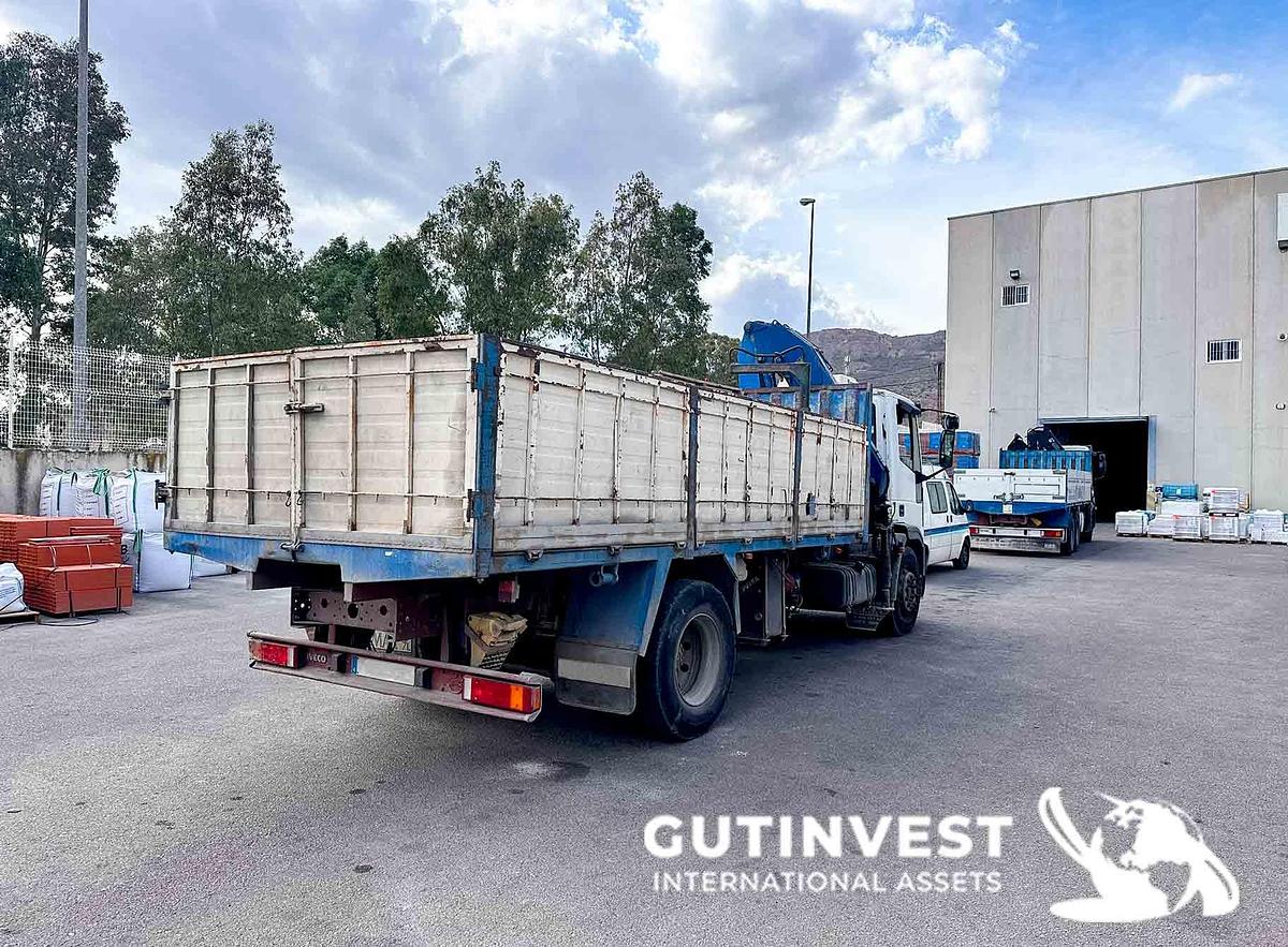 Usado Camión grúa con caja abierta
